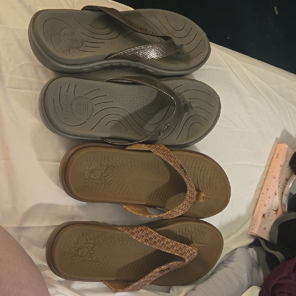 Set of Two Pairs of Flip Flops in Brown and Gray